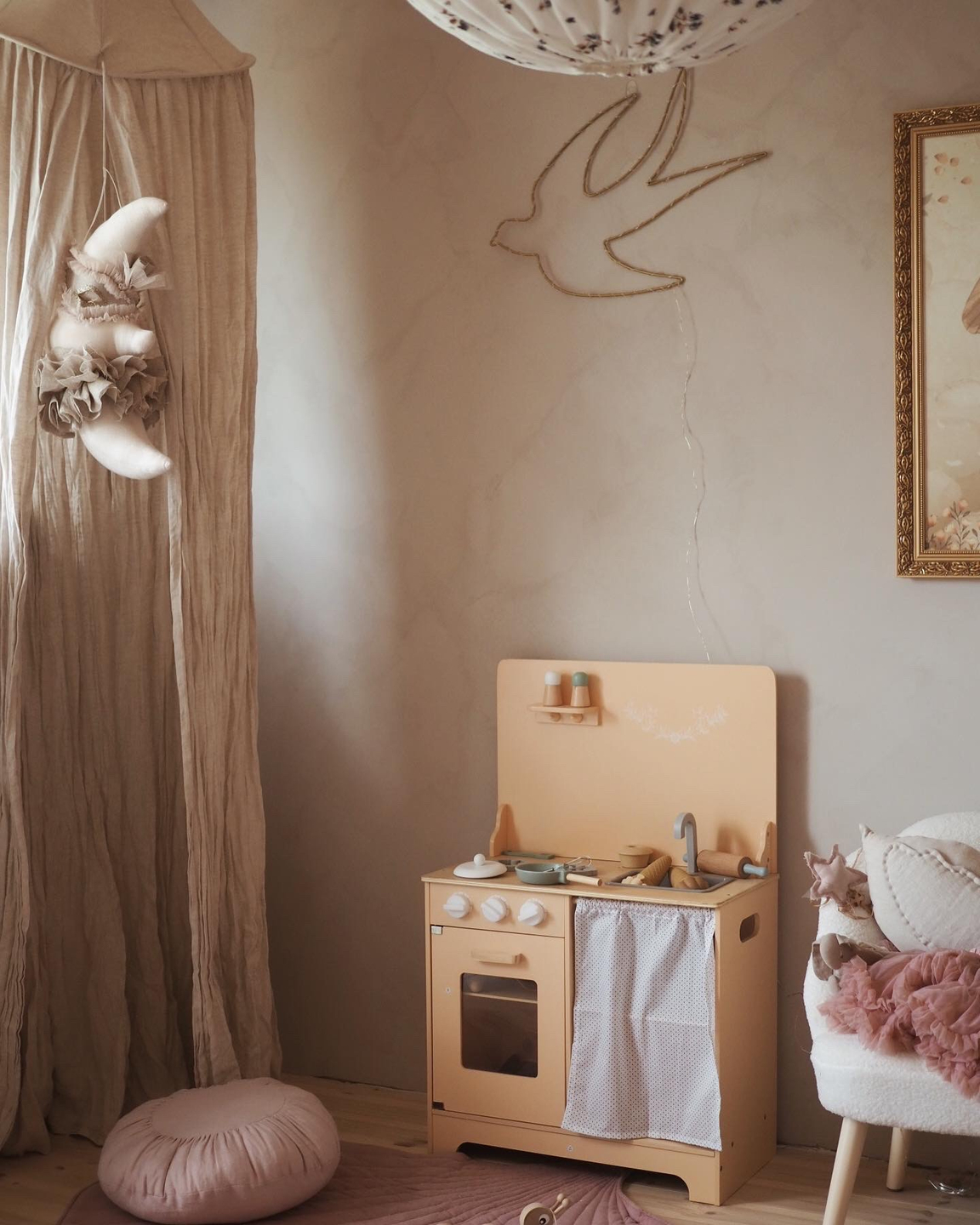 Cocina de madera con delantal, complementos e iluminación LED.