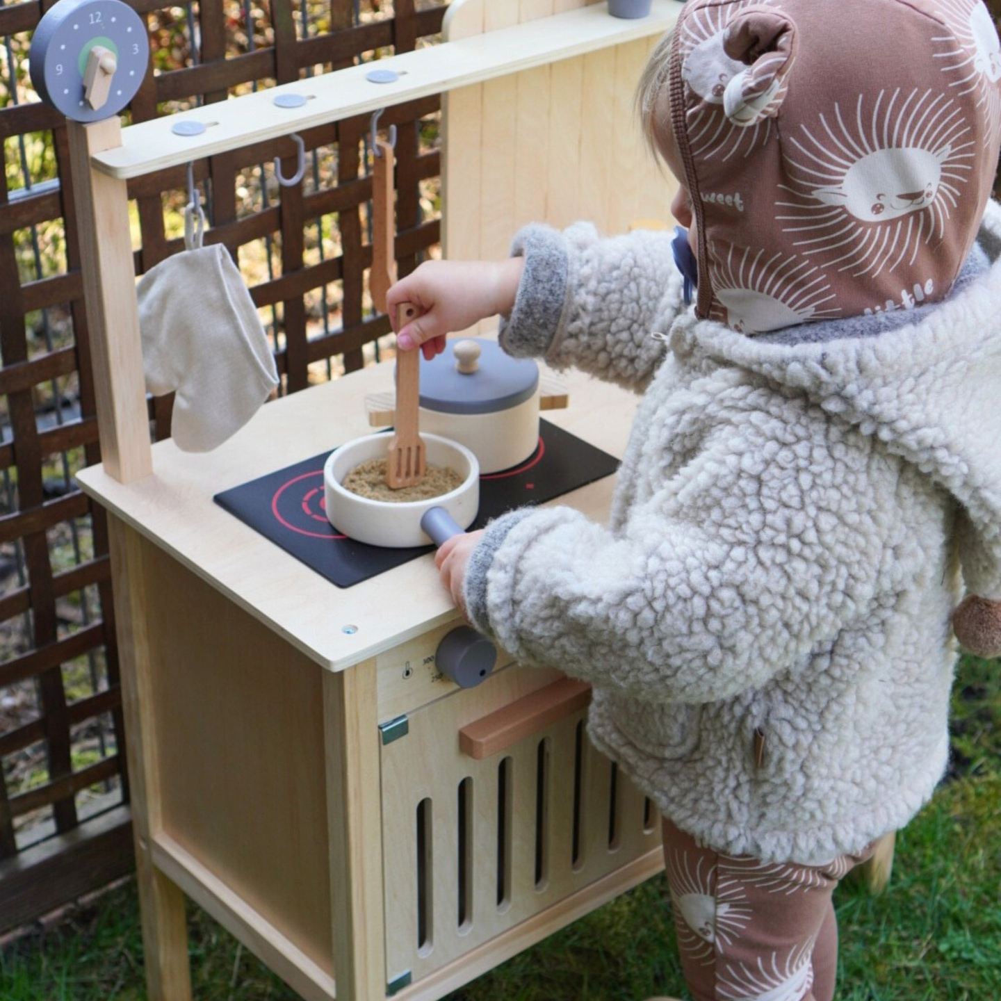 Cocina de jardín de madera con accesorios - boho natural