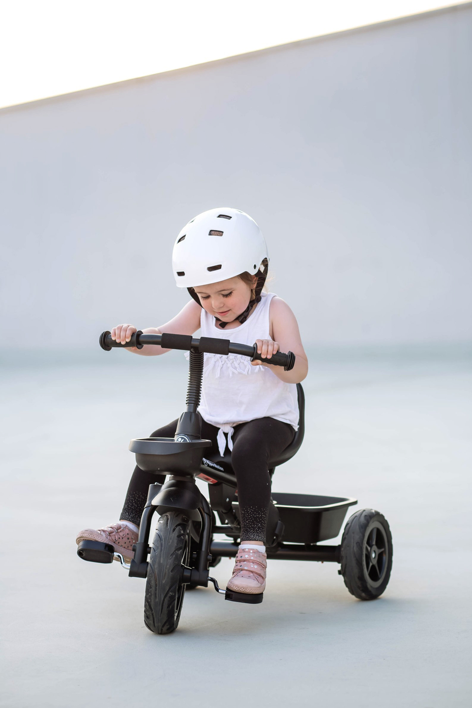 Triciclo HyperMotion TOBI VECTOR: ruedas infladas permanentemente + empujador. De color negro.