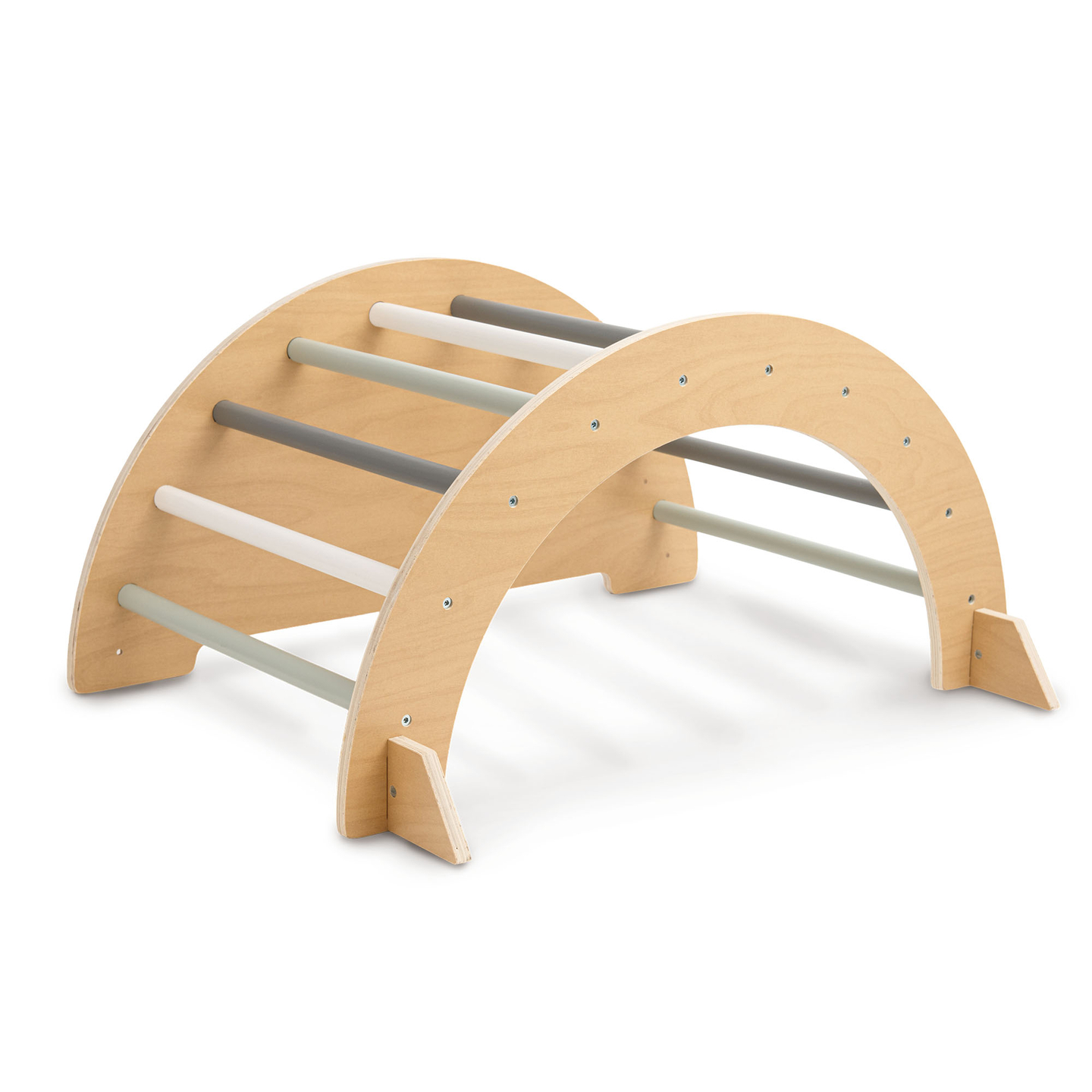 Parque infantil interior de madera con muro de escalada, tobogán, arco de escalada/balancín y triángulo de Pikler.