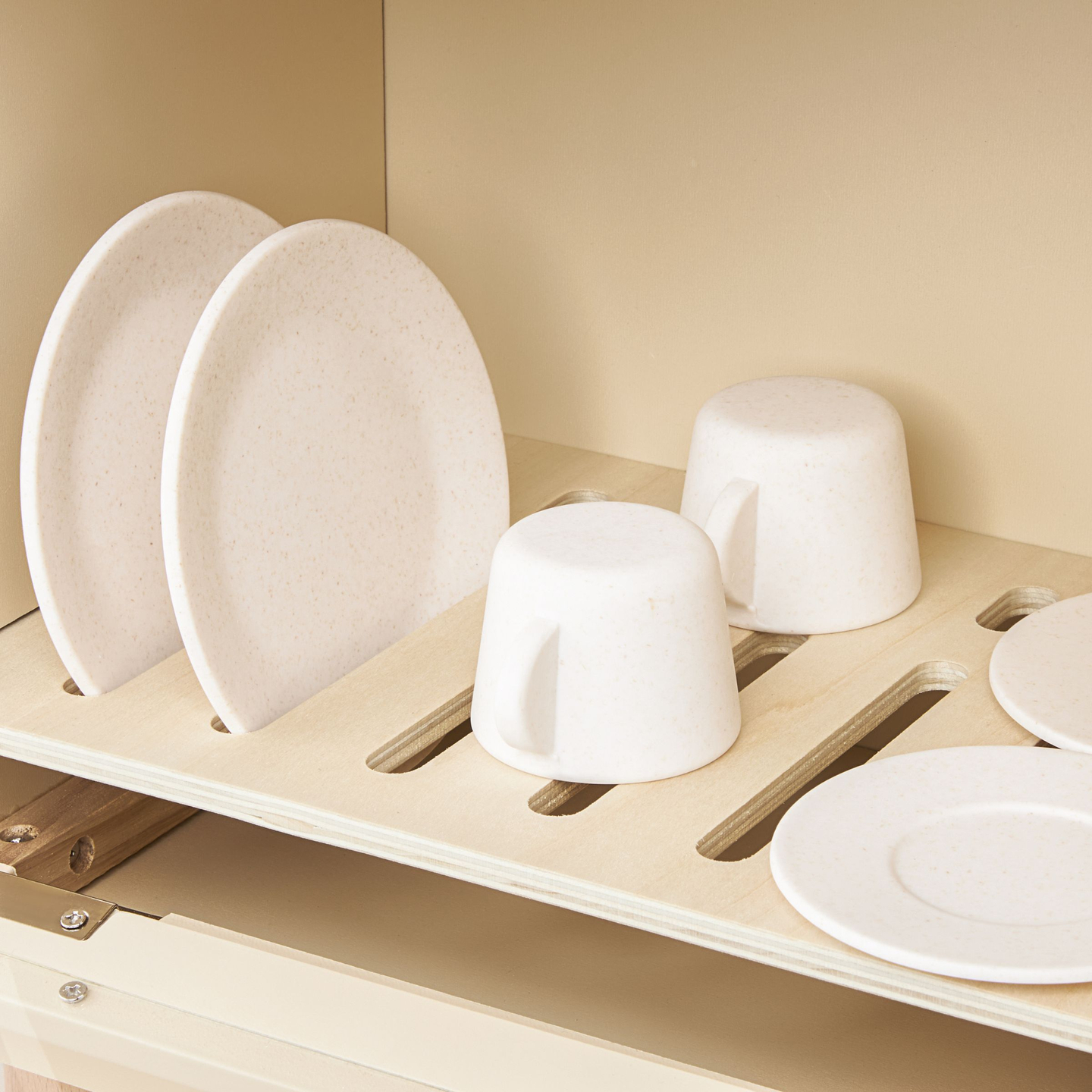 Lavavajillas de madera con accesorios.