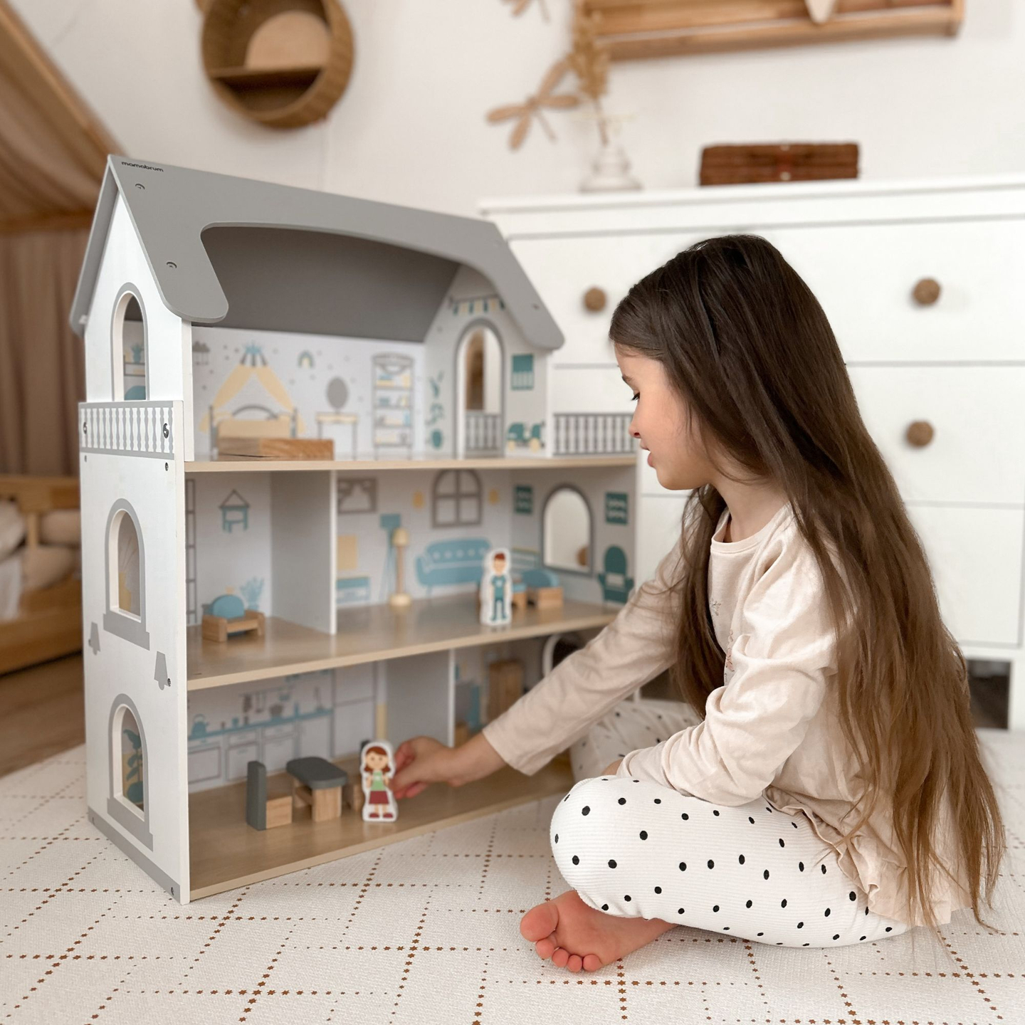 Casa de muñecas de madera blanca con terraza y accesorios