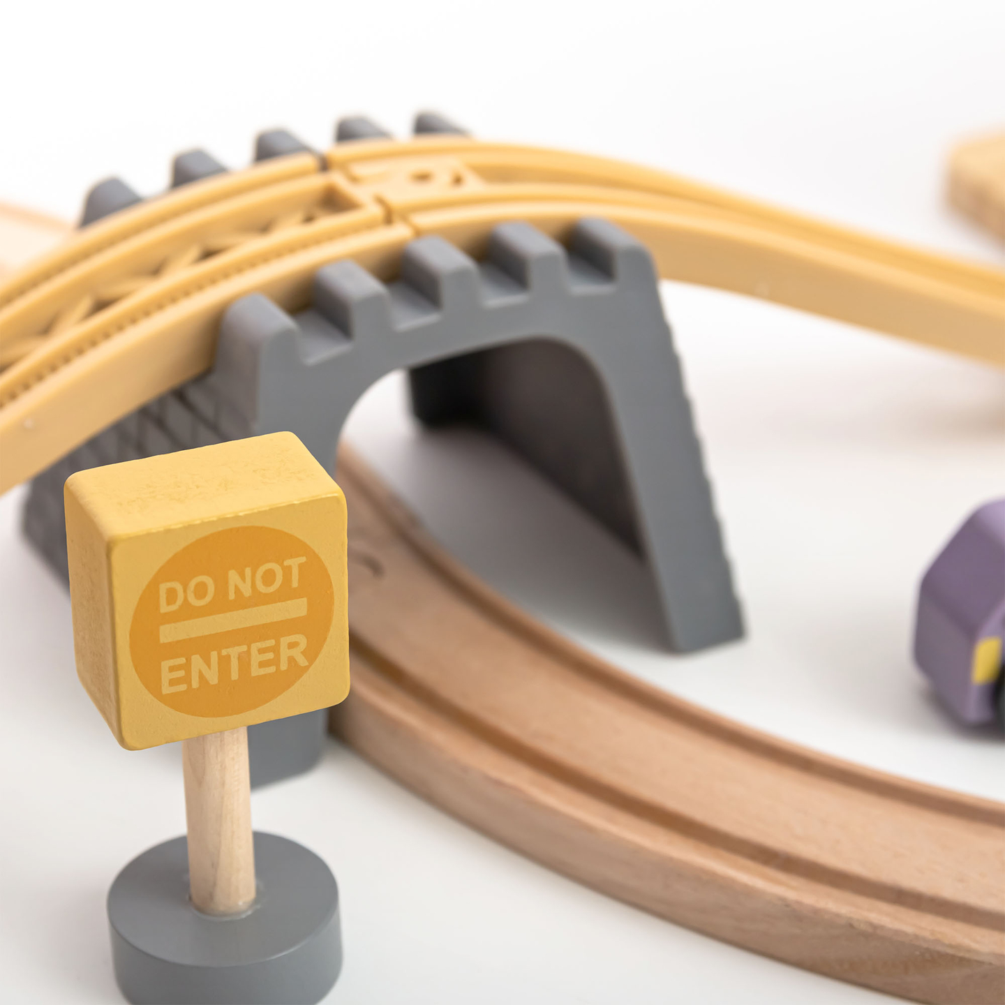 Ferrocarril urbano de madera con tren eléctrico: grúa móvil, barco, puentes