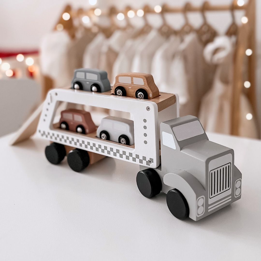 Camión de madera - semirremolque con 4 coches.