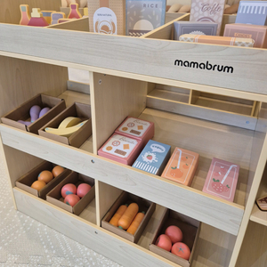 Gran tienda infantil de madera con pizarra: ¡91 piezas para divertirse comprando!