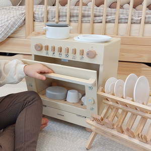 Lavavajillas de madera con accesorios.