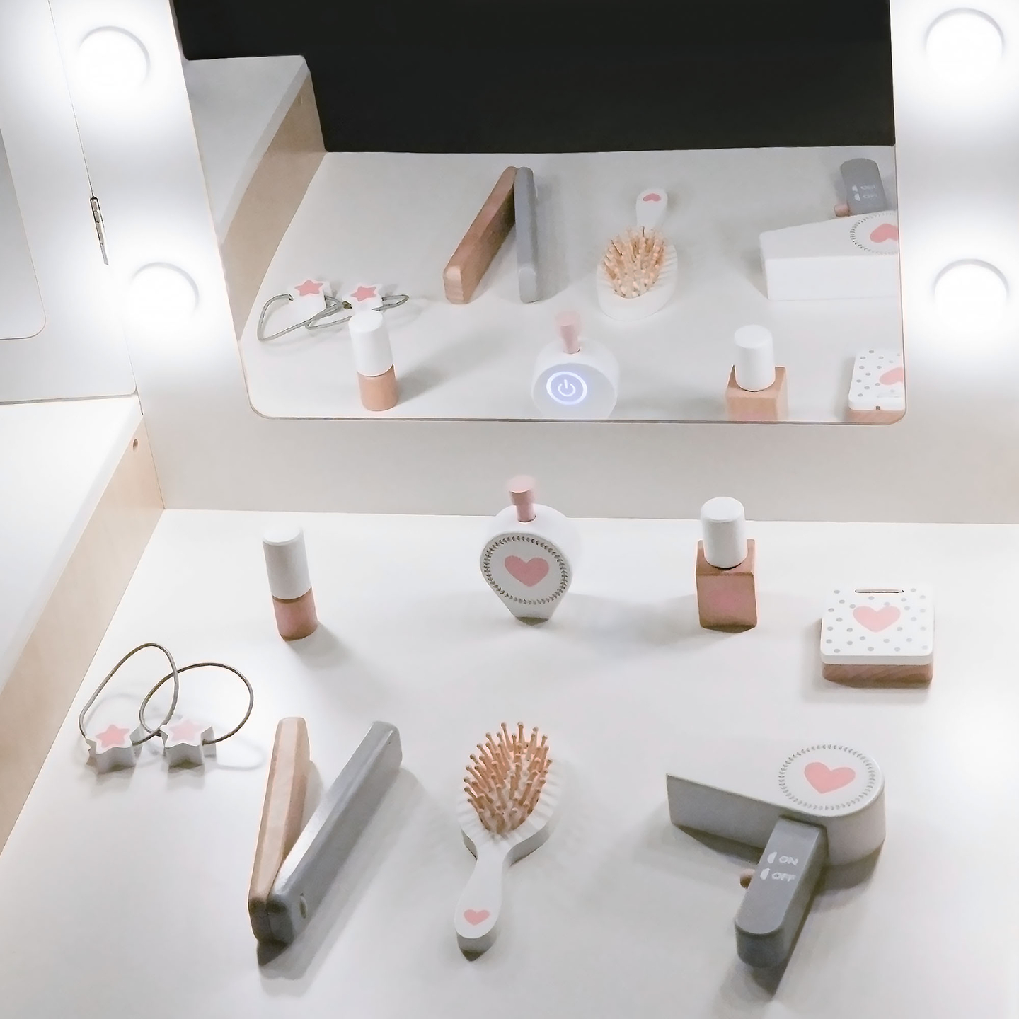 Tocador infantil de madera con silla, accesorios e iluminación LED