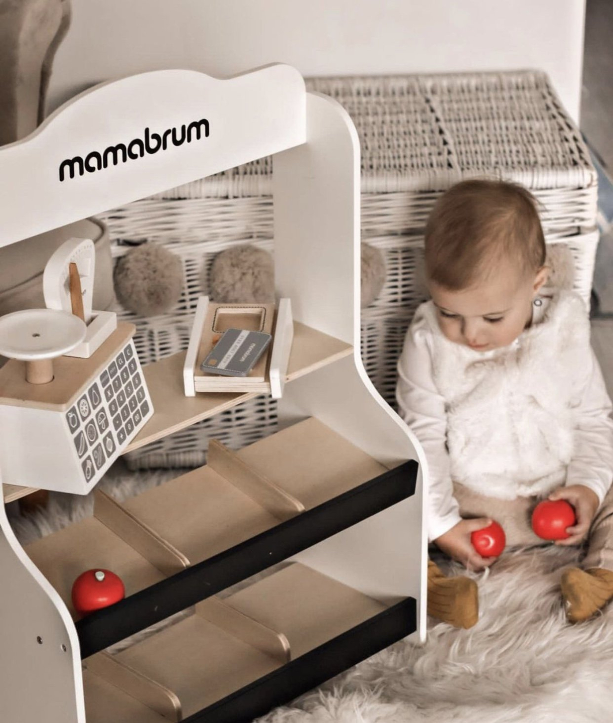 Minimercado: una tienda con báscula, terminal, tarjeta de pago y fruta.