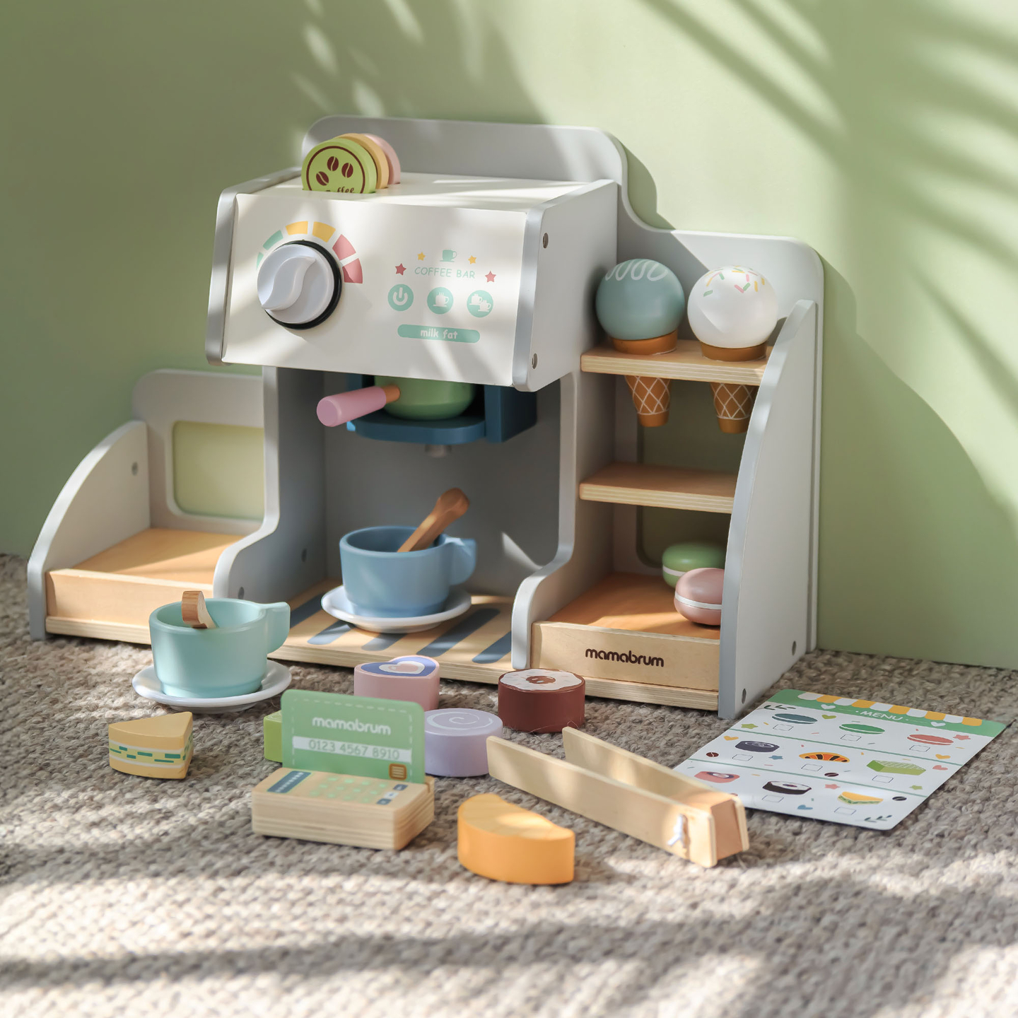 Una gran heladería de madera con pizarra magnética, cafetera y juego de helados y postres: ¡más de 70 piezas!