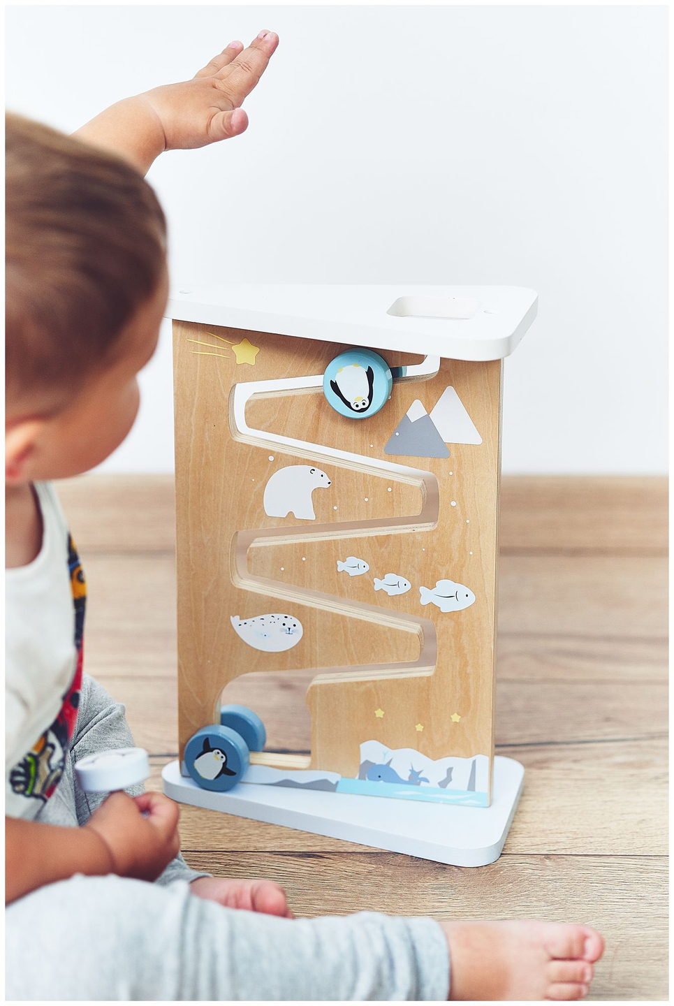 Tablero de manipulación sensorial de madera de doble cara.