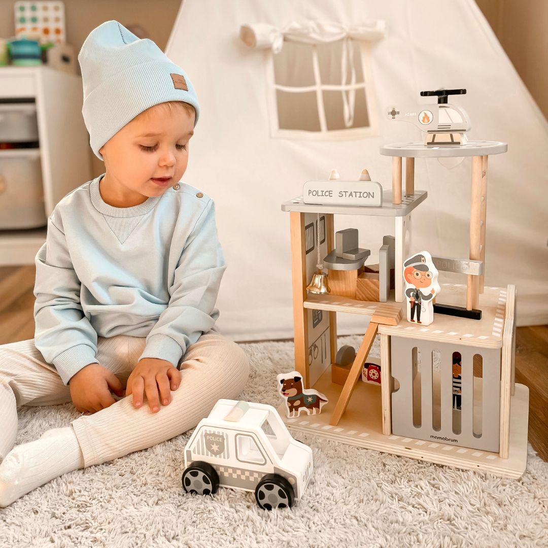 Comisaría de policía de madera con accesorios.