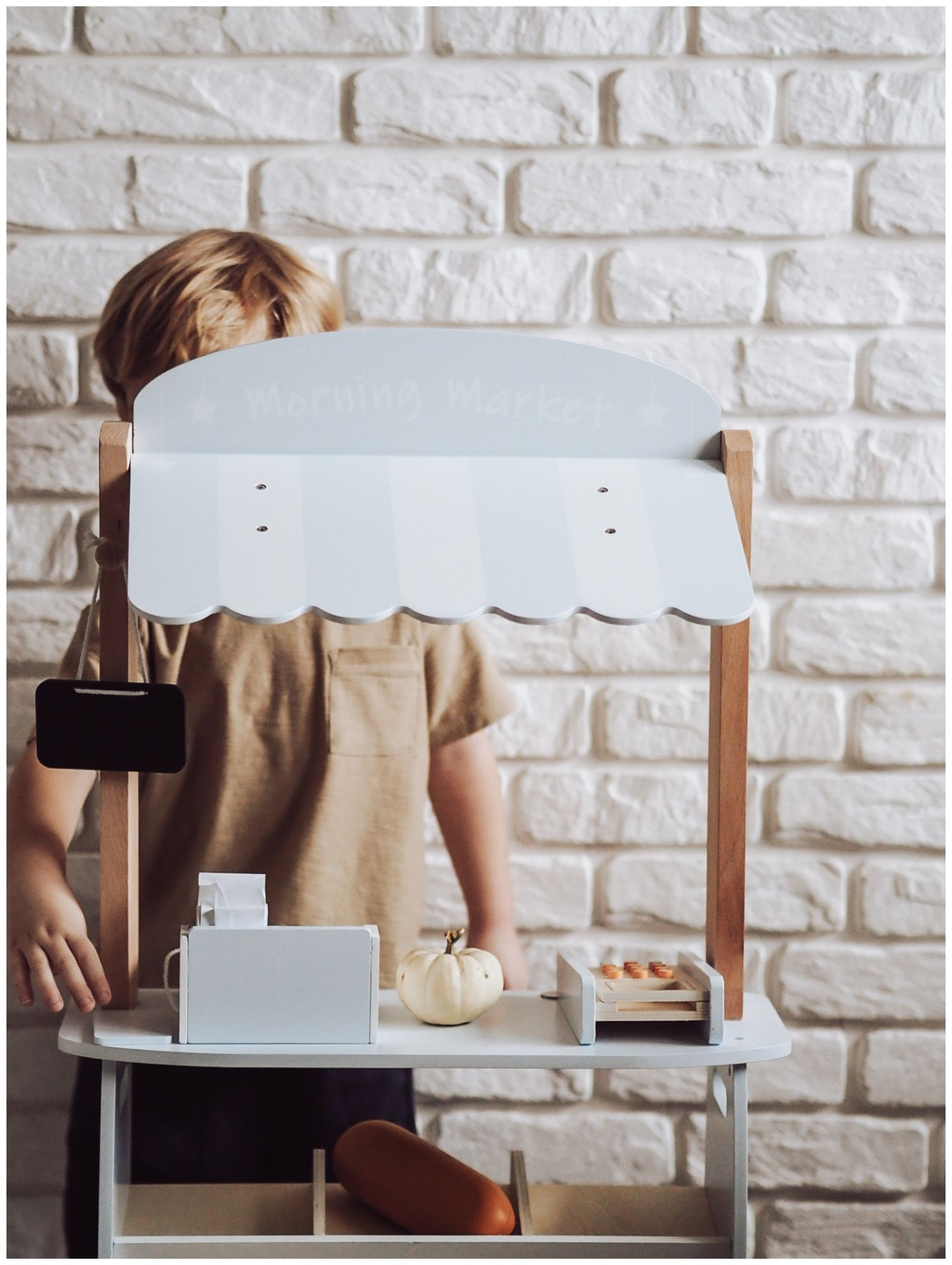 Tienda de comestibles: un puesto de madera con cajas, una caja registradora y una terminal