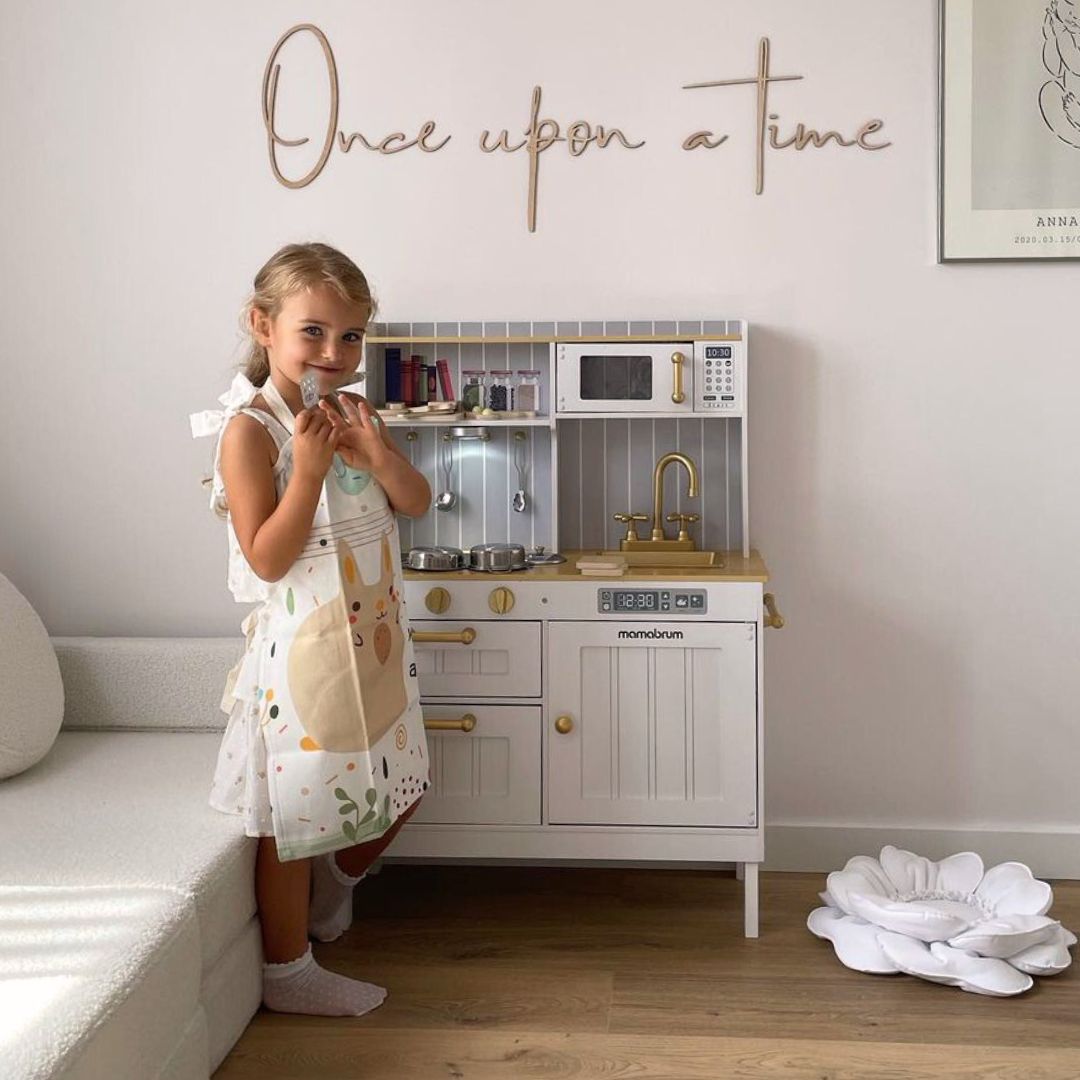 Cocina blanca de madera con accesorios y delantal