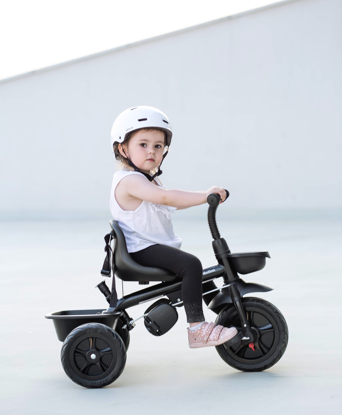 Triciclo HyperMotion TOBI VECTOR: ruedas infladas permanentemente + empujador. De color negro.