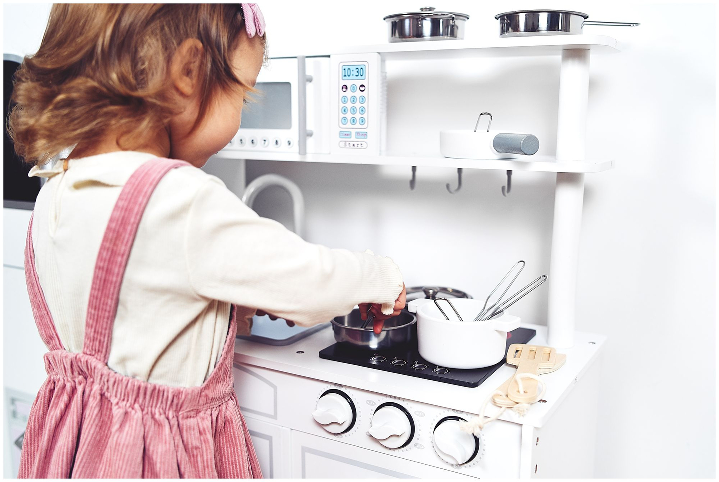 Grandes accesorios de cocina blancos de madera y delantal.