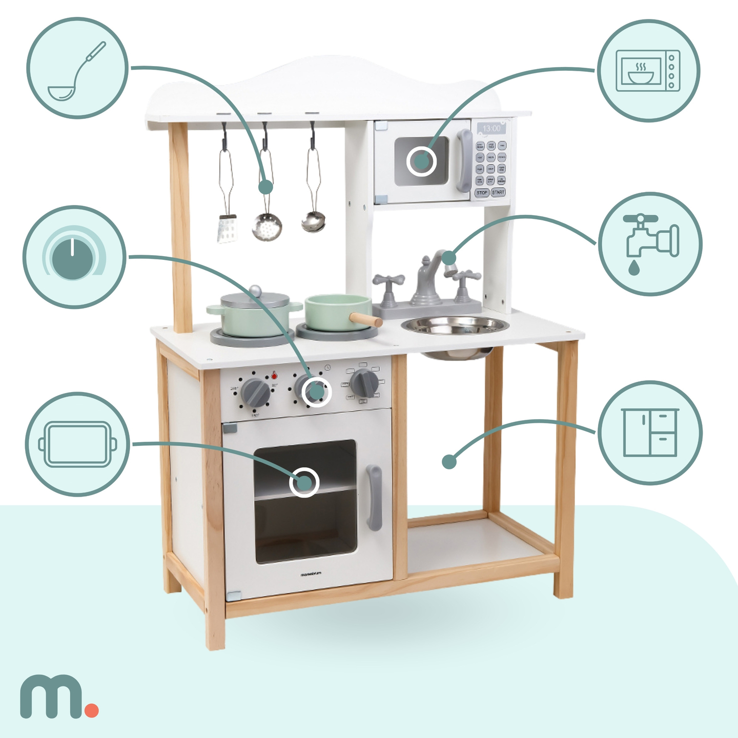 Cocina infantil de madera con microondas