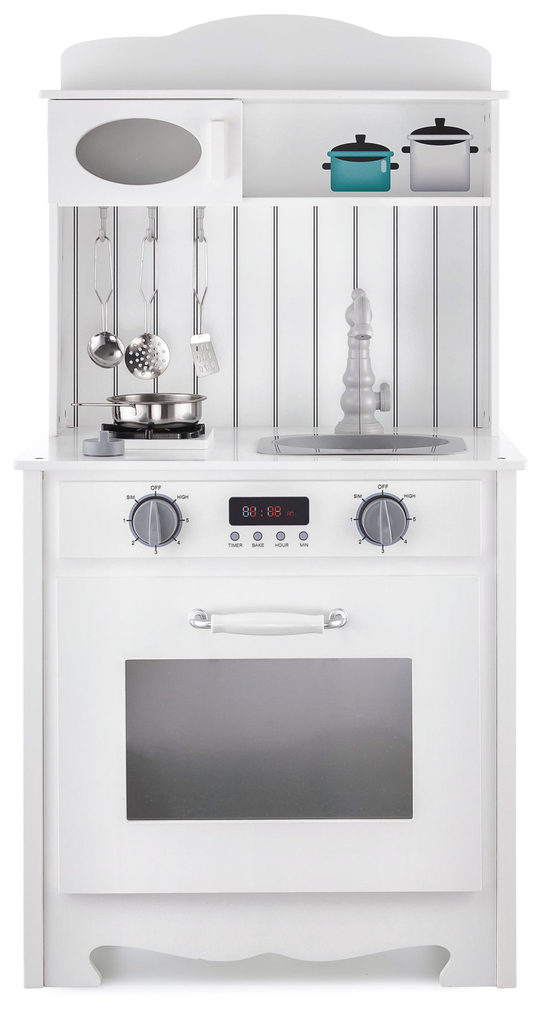 Cocina de madera blanca con delantal, accesorios y lámpara LED.