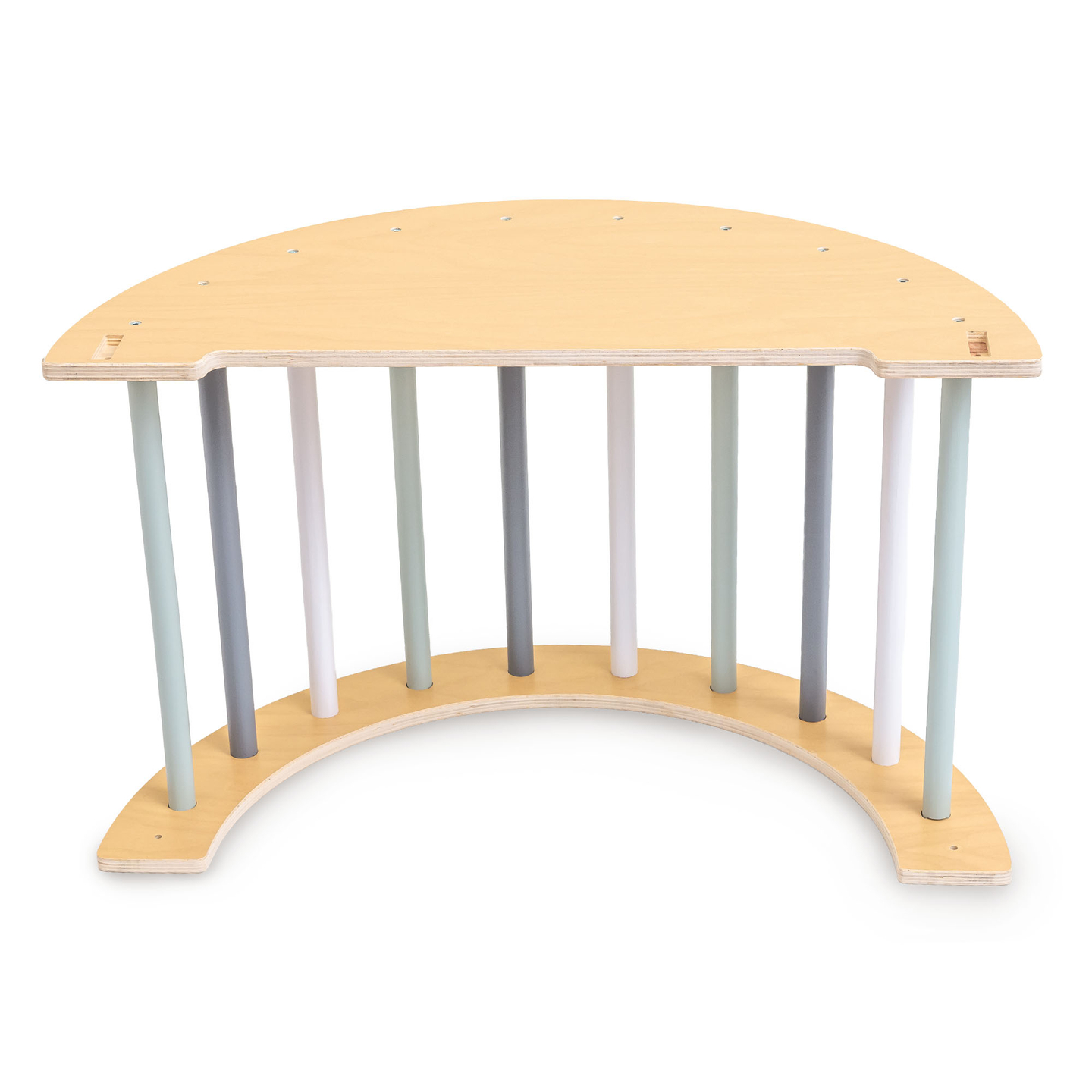 Parque infantil interior de madera con muro de escalada, tobogán, arco de escalada/balancín y triángulo de Pikler.