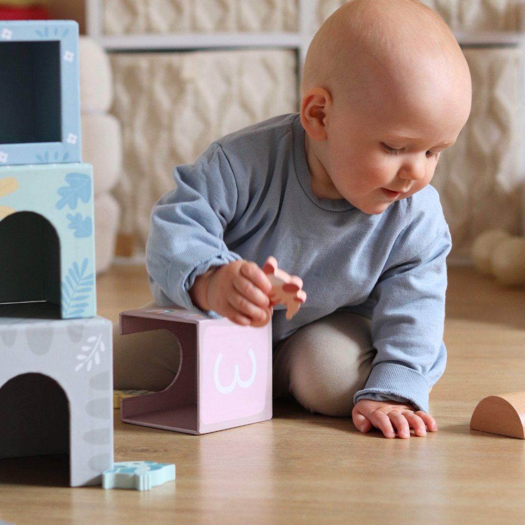 Torre - clasificador con figuras de dinosaurios