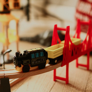 Ferrocarril de madera, tren de baterías - Ciudad: vías, coches, puente, aeropuerto