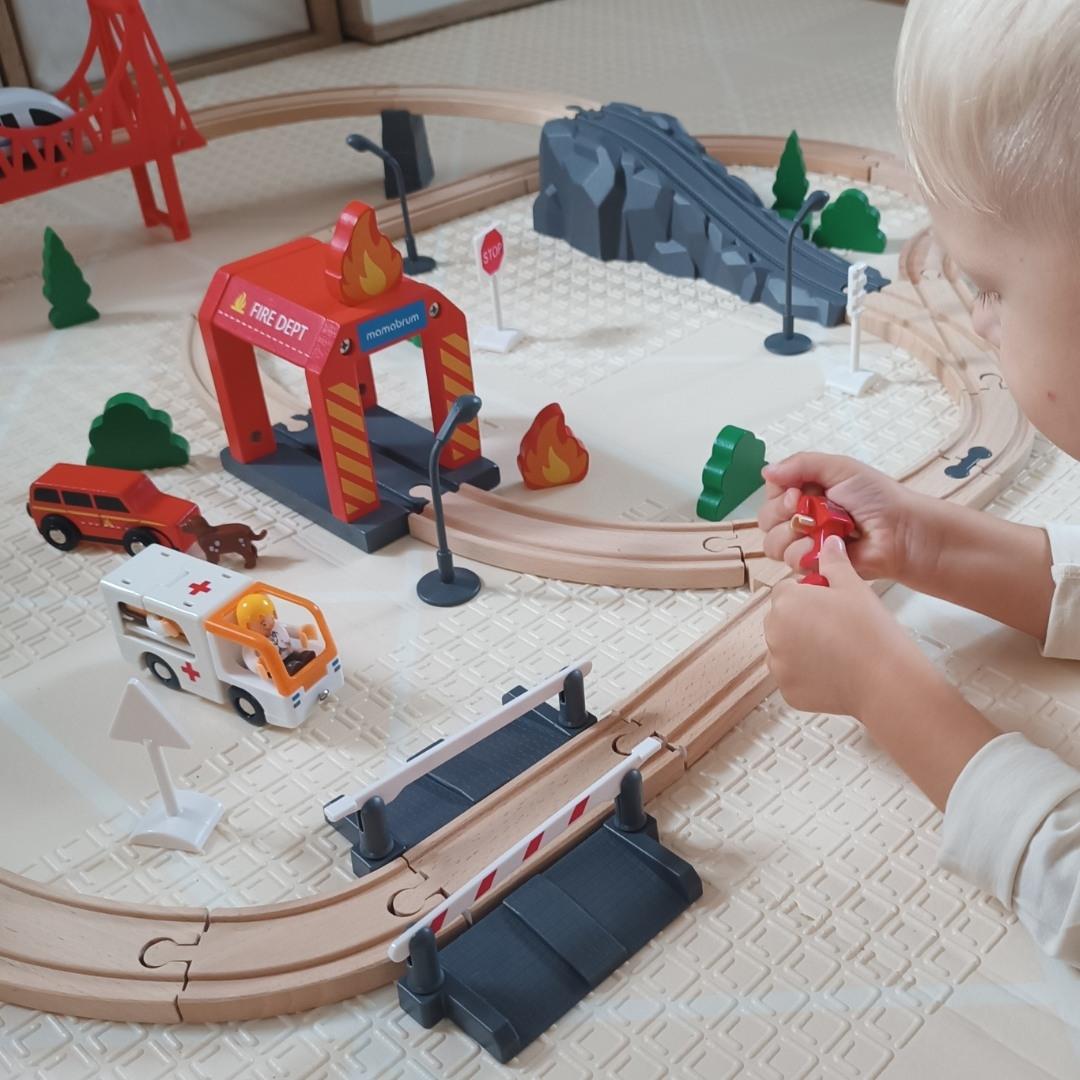 Tren de madera, tren a batería - Bomberos, vías, vagones, puentes, barrera