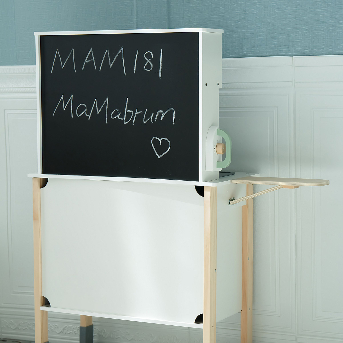 Cocina interactiva con lavadora, lavavajillas y pizarra