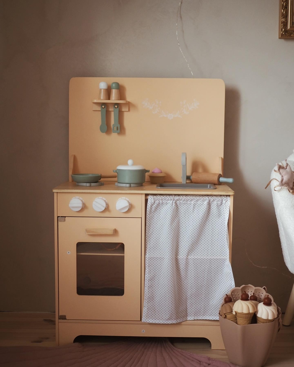 Cocina de madera con delantal, complementos e iluminación LED.