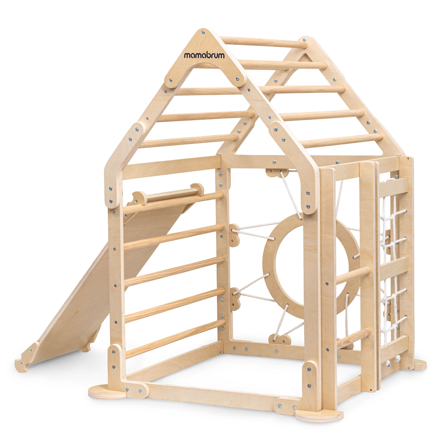 Parque infantil interior de madera: una casa con escaleras y tobogán.